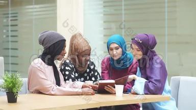 活泼开朗的阿拉伯女学生在咖啡馆看书。